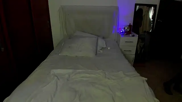 Lucyerobbie online show from 11/15/25, 08:05