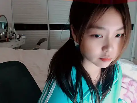 Snapshot of -Lucky_Girl chatting on 12/17/24, 12:22 -Lucky Girl online show from 12/17/24, 12:22