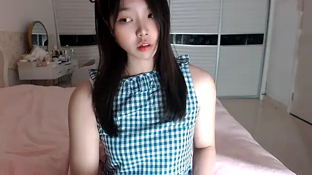 Snapshot of -Lucky_Girl chatting on 03/19/25, 12:12 -Lucky Girl online show from 03/19/25, 12:12