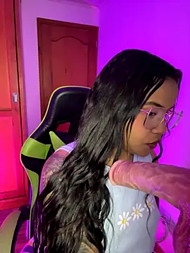 leila 22 online show from 11/04/25, 07:40