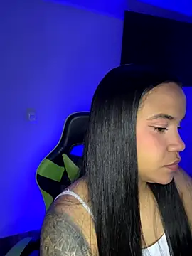 leila 22 online show from 11/19/25, 07:52