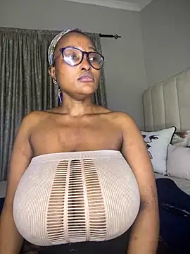 Snapshot of Bustygoddess32 chatting on 10/10/25, 11:04 Bustygoddess32 online show from 10/10/25, 11:04