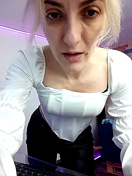 RileyLanna online show from 10/10/25, 02:54