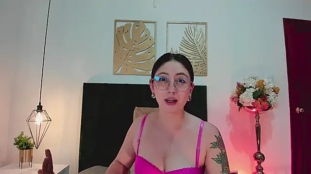 Snapshot of Emilywatsonn chatting on 12/22/24, 02:16 Emilywatsonn online show from 12/22/24, 02:16