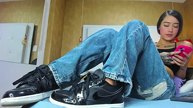 Snapshot of Little_Jenni chatting on 11/10/25, 01:43 Little Jenni online show from 11/10/25, 01:43