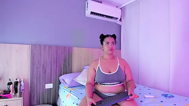 Snapshot of hannnasmith chatting on 09/23/25, 03:20 hannnasmith online show from 09/23/25, 03:20