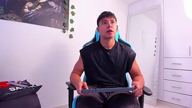 Snapshot of Bray_Kevin chatting on 12/15/24, 03:31 Bray Kevin online show from 12/15/24, 03:31