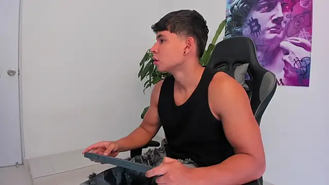 Snapshot of Bray_Kevin chatting on 12/16/24, 04:16 Bray Kevin online show from 12/16/24, 04:16