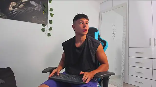 Snapshot of Bray_Kevin chatting on 02/22/25, 12:05 Bray Kevin online show from 02/22/25, 12:05