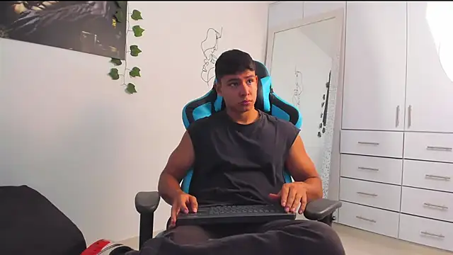 Snapshot of Bray_Kevin chatting on 03/04/25, 03:48 Bray Kevin online show from 03/04/25, 03:48