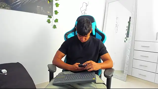 Snapshot of Bray_Kevin chatting on 03/22/25, 03:20 Bray Kevin online show from 03/22/25, 03:20