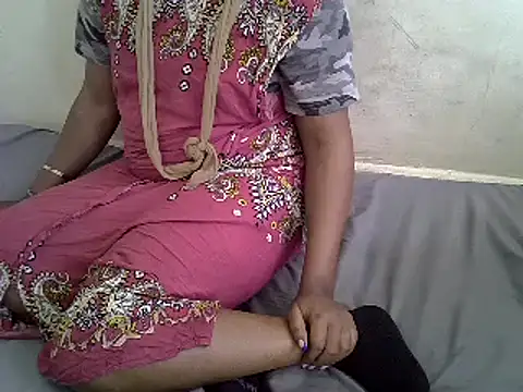 Snapshot of Crystal__Gee chatting on 03/06/25, 07:36 Crystal Gee online show from 03/06/25, 07:36