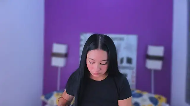 Snapshot of Lila_Pinky chatting on 11/11/25, 12:49 Lila Pinky online show from 11/11/25, 12:49