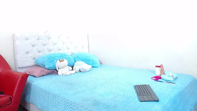 Snapshot of luna_hoott chatting on 03/19/25, 05:28 luna hoott online show from 03/19/25, 05:28