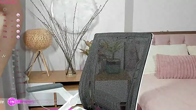 Snapshot of _Joliie_ chatting on 01/06/25, 06:03 Joliie online show from 01/06/25, 06:03