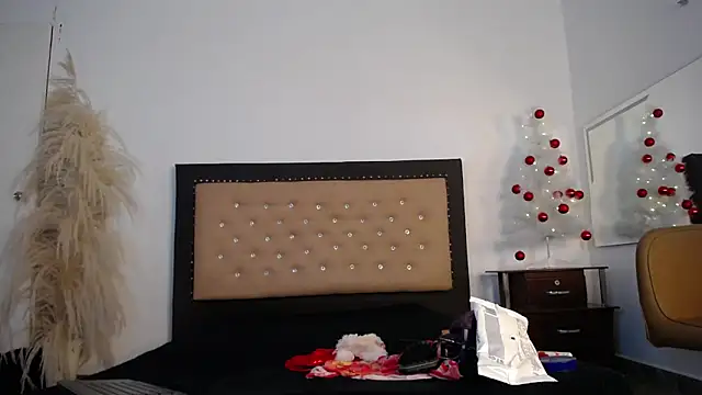 Madiie lee  online show from 12/21/24, 07:27