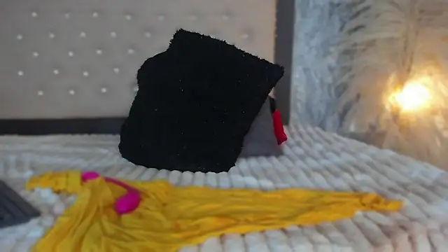 Madiie lee  online show from 02/02/25, 01:34