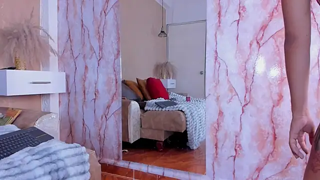 Madiie lee  online show from 03/05/25, 10:21