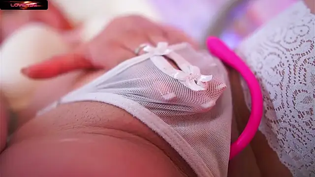 Snapshot of Eyleen_24 chatting on 10/21/25, 12:11 Eyleen 24 online show from 10/21/25, 12:11