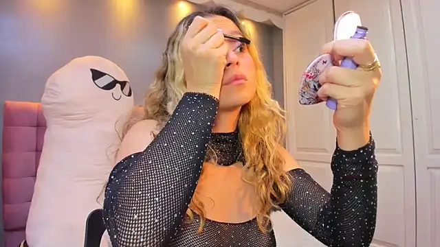 IssadoraJames online show from 10/29/25, 10:00