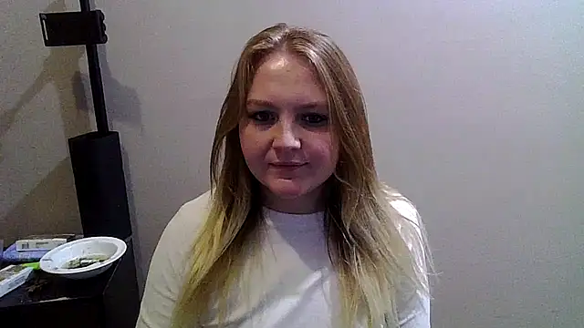 Snapshot of PhatAssBlond chatting on 12/16/24, 12:04 PhatAssBlond online show from 12/16/24, 12:04