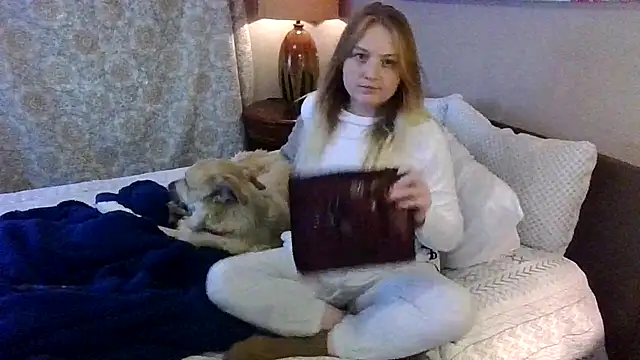 Snapshot of PhatAssBlond chatting on 12/17/24, 06:31 PhatAssBlond online show from 12/17/24, 06:31