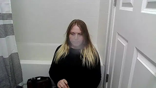 Snapshot of PhatAssBlond chatting on 12/21/24, 01:04 PhatAssBlond online show from 12/21/24, 01:04