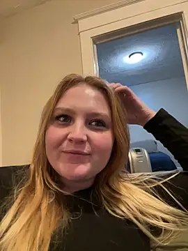 Snapshot of PhatAssBlond chatting on 01/01/25, 05:01 PhatAssBlond online show from 01/01/25, 05:01