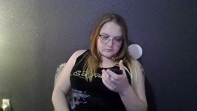 Snapshot of PhatAssBlond chatting on 03/08/25, 12:33 PhatAssBlond online show from 03/08/25, 12:33