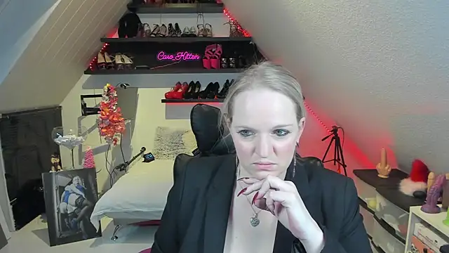 caro kitten online show from 12/15/24, 10:18