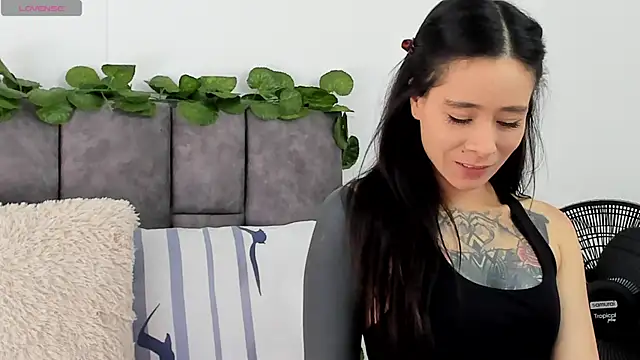 VeronicaTonu online show from 12/18/24, 03:22