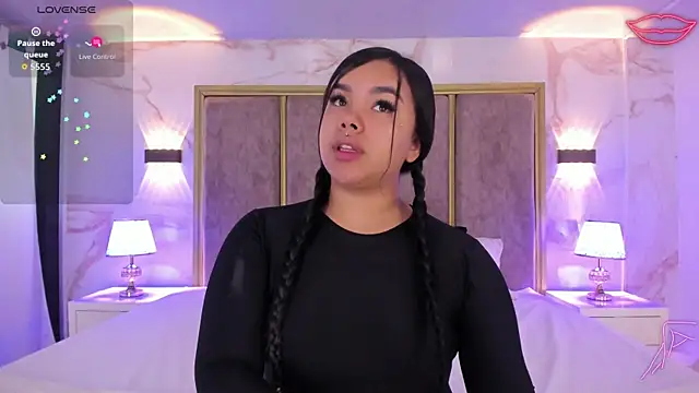 Snapshot of MarianaGarciaa__ chatting on 09/26/25, 07:18 MarianaGarciaa online show from 09/26/25, 07:18