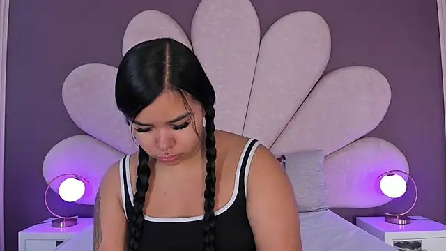 Snapshot of MarianaGarciaa__ chatting on 10/04/25, 11:52 MarianaGarciaa online show from 10/04/25, 11:52