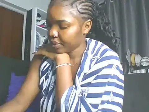 Snapshot of sweet_bigclit chatting on 10/17/25, 03:42 sweet bigclit online show from 10/17/25, 03:42