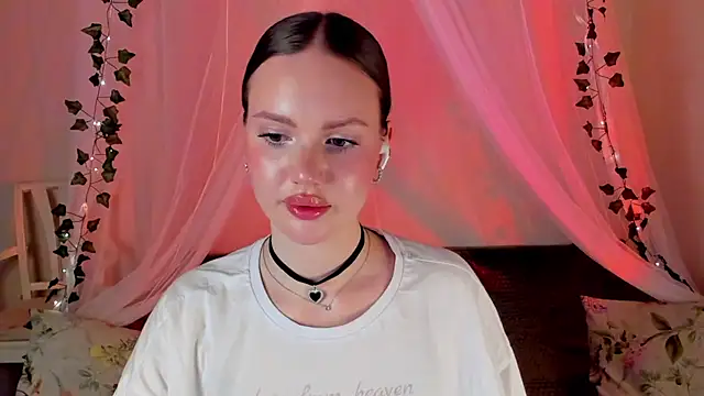 Snapshot of MishkaMe chatting on 12/20/24, 06:35 MishkaMe online show from 12/20/24, 06:35