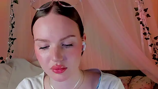 Snapshot of MishkaMe chatting on 02/08/25, 06:44 MishkaMe online show from 02/08/25, 06:44