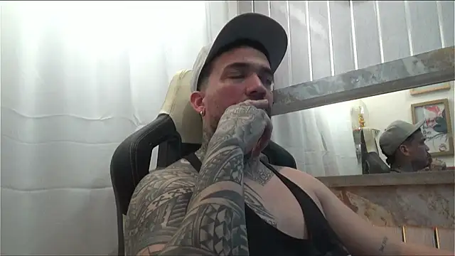 Snapshot of Angel_sex_latin chatting on 10/10/25, 04:44 Angel sex latin online show from 10/10/25, 04:44