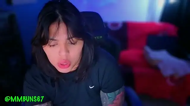 Snapshot of miacanela_xo chatting on 11/19/25, 12:32 miacanela xo online show from 11/19/25, 12:32