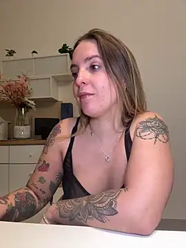 Snapshot of LiliMorganxxx chatting on 12/01/25, 02:05 LiliMorganxxx online show from 12/01/25, 02:05