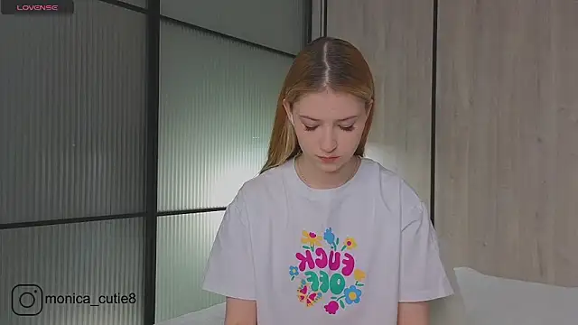 Snapshot of Monikacutie chatting on 02/24/25, 04:05 Monikacutie online show from 02/24/25, 04:05