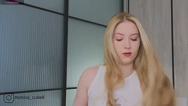 Snapshot of Monikacutie chatting on 02/27/25, 07:12 Monikacutie online show from 02/27/25, 07:12