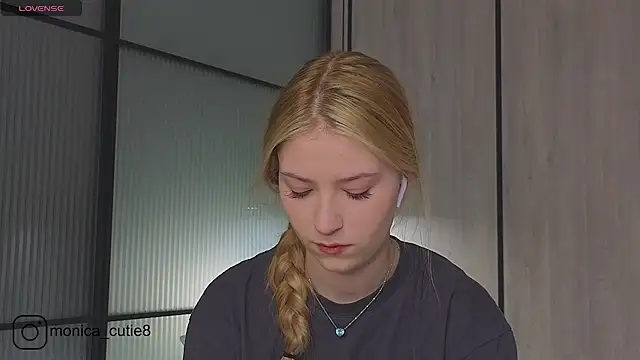 Snapshot of Monikacutie chatting on 03/03/25, 04:03 Monikacutie online show from 03/03/25, 04:03