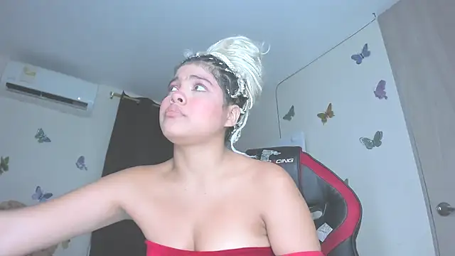 sofiacastillo01 online show from 10/13/25, 04:18