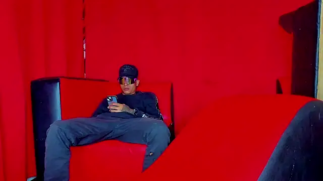 Snapshot of Extreme_Team8 chatting on 11/16/25, 11:21 Extreme Team8 online show from 11/16/25, 11:21