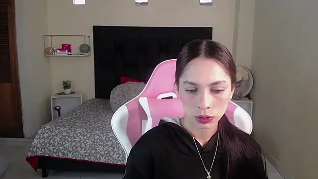 shanakendal2 online show from 10/25/25, 12:56