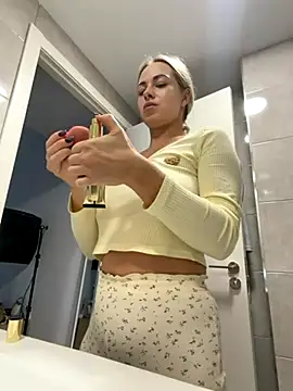 streetdoll online show from 11/15/25, 07:38