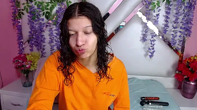 Snapshot of Perla_Skinnyy chatting on 12/19/24, 03:18 Perla Skinnyy online show from 12/19/24, 03:18