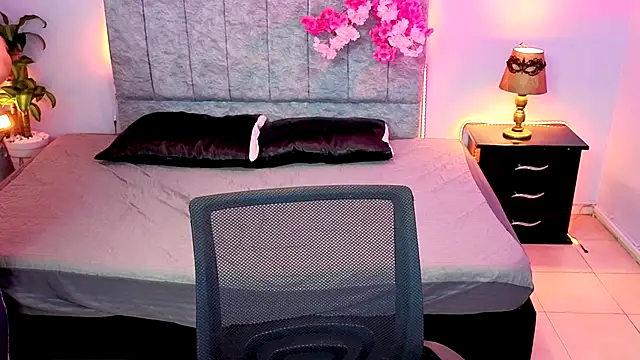 Lana stone  online show from 10/11/25, 03:28