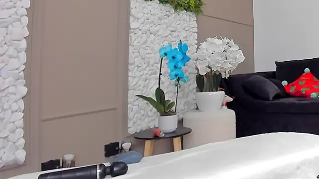 Deliciouslips online show from 02/18/25, 10:58