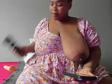 Snapshot of ThickLeeyanaX chatting on 12/18/24, 03:44 ThickLeeyanaX online show from 12/18/24, 03:44